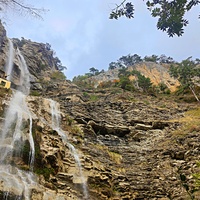 Водопад Уча́н-Су́ на реке Водопадной в Ялтинском государ. горно-лесном заповеднике. 1-й каскад— самый высокий, 2-й с 18 метров. На 2-м каскаде сооружён с водозабор со скульптурой орла на крыше в Могабинское водохранилище для водоснабжения Ялты.