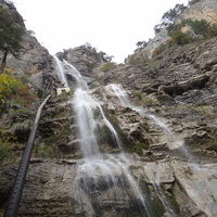 Водопад Уча́н-Су́ на реке Водопадной в Ялтинском государ. горно-лесном заповеднике. Самый высокий в Крыму по высоте падения -116м и по высоте над уровнем моря - 390 м. Название в переводе с южнобереж. диалекта крымскотатарского - «летящая вода».