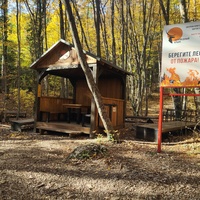 Пешеходный экологический маршрут "Штангеевская тропа" на территории Ялтинского горно-лесного заповедника. Беседка для отдыха.