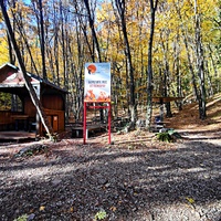 Пешеходный экологический маршрут "Штангеевская тропа" на территории Ялтинского горно-лесного заповедника. Беседка для отдыха.