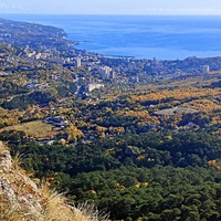 Вдоль экологического маршрута "Штангеевская тропа" на территории Ялтинского горно-лесного заповедника. Ялта с видовой площадки над водопадом Учан-Су