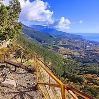 Вдоль экологического маршрута "Штангеевская тропа" на территории Ялтинского горно-лесного заповедника. Вид в сторону Ялты со смотровой площадки над водопадом Учан-Су.