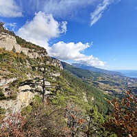 Вдоль экологического маршрута "Штангеевская тропа" на территории Ялтинского горно-лесного заповедника.  Вид в сторону Ялты со смотровой площадки над водопадом Учан-Су. Слева - скалистый обрыв южного склона Ялтинской яйлы.