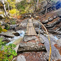 Пешеходный экологический маршрут "Штангеевская тропа" на территории Ялтинского горно-лесного заповедника. Мост через реку Водопадная.
