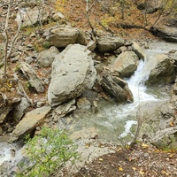 Вдоль экологического маршрута "Штангеевская тропа" на территории Ялтинского горно-лесного заповедника. Река Водопадная.