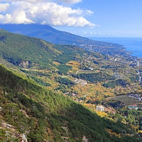 Вдоль экологического маршрута "Штангеевская тропа" на территории Ялтинского горно-лесного заповедника. Вид на Ялту.