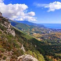 Вдоль экологического маршрута "Штангеевская тропа" на территории Ялтинского горно-лесного заповедника. Вид на Ялту. Слева - скалистый обрыв южного склона Ялтинской яйлы.