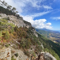Вдоль экологического маршрута "Штангеевская тропа" на территории Ялтинского горно-лесного заповедника. Вид на Ялту. Слева - скалистый обрыв южного склона Ялтинской яйлы.