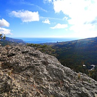 Вдоль экологического маршрута "Штангеевская тропа" на территории Ялтинского горно-лесного заповедника. Вид в сторону Ялты со скалистого обрыва южного отрога Ялтинской яйлы.
