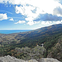 Вдоль экологического маршрута "Штангеевская тропа" на территории Ялтинского горно-лесного заповедника. Вид в сторону Ялты со скалистого обрыва южного отрога Ялтинской яйлы.