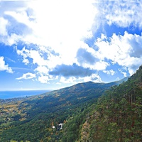 Вдоль экологического маршрута "Штангеевская тропа" на территории Ялтинского горно-лесного заповедника. Панорамный вид в сторону Ялты со скалистого обрыва южного отрога Ялтинской яйлы.