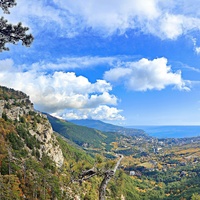 Вдоль экологического маршрута "Штангеевская тропа" на территории Ялтинского горно-лесного заповедника. Панорамный вид в сторону Ялты со скалистого обрыва южного отрога Ялтинской яйлы. Слева - скалистый обрыв южного склона Ялтинской яйлы.