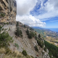 Скалистый обрыв южного склона Ялтинской яйлы вдоль экологического маршрута "Штангеевская тропа" на территории Ялтинского горно-лесного заповедника. вид в сторону Ялты.