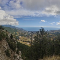 Скалистый обрыв южного склона Ялтинской яйлы вдоль экологического маршрута "Штангеевская тропа" на территории Ялтинского горно-лесного заповедника. Панорамный вид с Чёртова моста в сторону Ялты.
