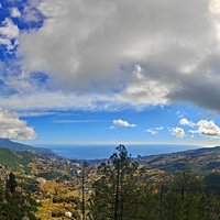 Скалистый обрыв южного склона Ялтинской яйлы вдоль экологического маршрута "Штангеевская тропа" на территории Ялтинского горно-лесного заповедника. Панорамный вид с Чёртова моста в сторону Ялты.