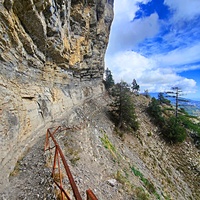Чёртов мост на скалистом обрыве южного склона Ялтинской яйлы вдоль экологического маршрута "Штангеевская тропа" на территории Ялтинского горно-лесного заповедника.