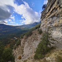 Скалистый обрыв южного склона Ялтинской яйлы вдоль экологического маршрута "Штангеевская тропа" на территории Ялтинского горно-лесного заповедника.