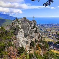 Утёс Ставри-Кая, расположенный на хребте отрога Ялтинской яйлы в Ялтинском горно-лесном заповеднике. Вид со Штангеевской тропы.