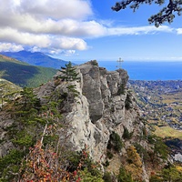 Утёс Ставри-Кая, расположенный на хребте отрога Ялтинской яйлы в Ялтинском горно-лесном заповеднике. Вид со Штангеевской тропы.