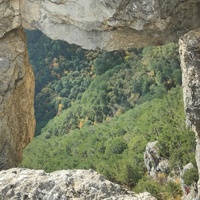 Пешеходный экологический маршрут "Штангеевская тропа" на утёсе Ставри-Кая на территории Ялтинского горно-лесного заповедника. Проём в скале.