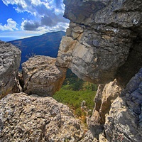 Пешеходный экологический маршрут "Штангеевская тропа" на утёсе Ставри-Кая на территории Ялтинского горно-лесного заповедника. Проём ("окно") в скале.