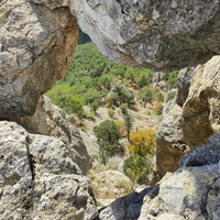 Пешеходный экологический маршрут "Штангеевская тропа" на утёсе Ставри-Кая на территории Ялтинского горно-лесного заповедника. Проём ("окно") в скале.