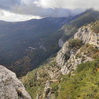 Пешеходный экологический маршрут "Штангеевская тропа" на утёсе Ставри-Кая на территории Ялтинского горно-лесного заповедника. Вид в сторону Ай-Петри, вблизи - три ступени скального обрыва хребта Ставрея .