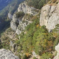 Пешеходный экологический маршрут "Штангеевская тропа" на утёсе Ставри-Кая на территории Ялтинского горно-лесного заповедника. Вид с вершины  Вид на три ступени скального обрыва хребта Ставрея .
