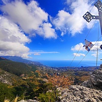 Утёс Ставри-Кая, расположенный на хребте отрога Ялтинской яйлы в Ялтинском горно-лесном заповеднике. Поклонный крест на вершине. панорама Ялтинского побережья с окрестностями