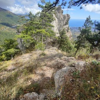 Пешеходный экологический маршрут "Боткинская тропа" перед утёсом Ставри-Кая на территории Ялтинского горно-лесного заповедника. Вид на утёс, слева- хребет Иограф.