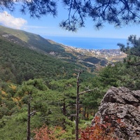 Вдоль пешеходного экологического маршрута "Боткинская тропа" на территории Ялтинского горно-лесного заповедника. Впереди - хребет Иограф и окрестности Ялты.