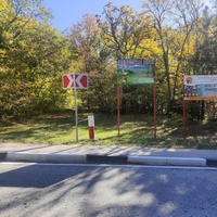 В начале пешеходного экологического маршрута "Курчатовская тропа" Ялтинского горно-лесного природного заповедника. Один из заходов на тропу на Севастопольском шоссе.