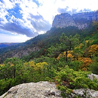 Вдоль пешеходного экологического маршрута "Боткинская тропа" на территории Ялтинского горно-лесного заповедника. Скала Ставри-Кая и нижняя часть хребта Ставрея, вид со смотровой площадки между Малым и Большим Яузларами.