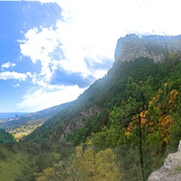 Пешеходный экологический маршрут "Боткинская тропа" на территории Ялтинского горно-лесного заповедника. Скала Ставри-Кая и нижняя часть хребта Ставрея, Вид со смотровой площадки между Малым и Большим Яузларами.