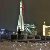 Макет ракеты-носителя <<Восток>> у павильона <<Космос>>
