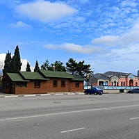 Храм первомучеников Феодора и Иоанна Варяжских на Севастопольском шоссе (верхняя площадка старого кладбища). Рядом строящиеся "Православный просветительский центр" и за ним - храм Вознесения Господня.