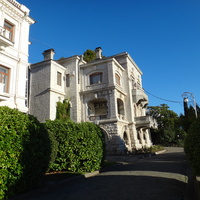 Дворцово-парк. ансамбль Ливад. дворца. Свитский дом (слева) 1902г. постр. для проживания высокопост. и приближ. к царской семье особ. Дом барона В. Б. Фредерикса, последн. министра Импер. Двора, постр. в 1902г. по проекту петербур. арх. А. Бибера.