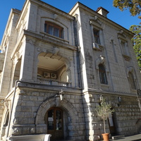 Дом барона В. Б. Фредерикса, последнего министра Императорского Двора в Ливадии, построенный в 1902 г. по проекту петербургского архитектора Альфреда Бибера.