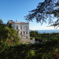 Дворцово-парковый ансамбль Ливадийского дворца. Парк-памятник садово-паркового искусства. Свитский (Пажеский) дом и шахматные доски.