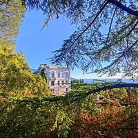 Вид с дороги к юго-западным воротам дворцово-паркового ансамбля Ливадийского дворца на Свитский (Пажеский) дом.