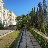 Дворцово-парковый ансамбль Ливадийского дворца. Парк-памятник садово-паркового искусства. Свитский (Пажеский) дом1902г. постройки для проживания высокопоставленных и приближённых к царской семье особ.