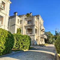 Дворцово-парк. ансамбль Ливад. дворца. Свитский дом (слева) 1902г. постр. для проживания высокопост. и приближ. к царской семье особ. Дом барона В. Б. Фредерикса, последн. министра Импер. Двора, постр. в 1902г. по проекту петербур. арх. А. Бибера.