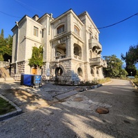 Дворцово-парковый ансамбль Ливадийского дворца.  Дом барона В. Б. Фредерикса, последнего министра императорского Двора, построен в 1902г. по проекту петербургского архитектора Альфреда Бибера.