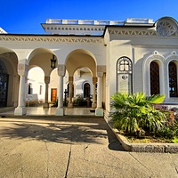 Дворцово-парковый ансамбль Ливадийского дворца. Византийская колоннада — украшение паперти Крестовоздвиженского храма, которое было добавлено в 1910–1911 гг. архитектором Н. П. Красновым при строительстве нового Большого Императорского дворца.