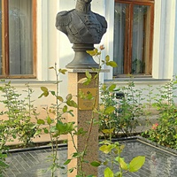 Дворцово-парковый ансамбль Ливадийского дворца. Бюст царю-мученику Николаю II у храма в честь Воздвижения Честного и Животворящего Креста Господня – домовой церкви семьи Романовых.