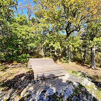 На пешеходном экологическом маршруте "Курчатовская тропа" Ялтинского горно-лесного природного заповедника. Скамейка для отдыха.