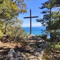 На пешеходном экологическом маршруте "Курчатовская тропа" Ялтинского горно-лесного природного заповедника. Крест на вершине г. Ай-Никола. Копия исторического памятника 17 века. Его называют Казачья веха.