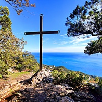 На пешеходном экологическом маршруте "Курчатовская тропа" Ялтинского горно-лесного природного заповедника. Крест на вершине г. Ай-Никола. Копия исторического памятника 17 века. Его называют Казачья веха.
