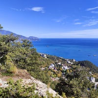 На пешеходном экологическом маршруте "Курчатовская тропа" Ялтинского горно-лесного природного заповедника. Вид с вершины г. Ай-Никола на Черноморскую акваторию, побережье и застройку Ореанды.