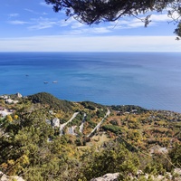 На пешеходном экологическом маршруте "Курчатовская тропа" Ялтинского горно-лесного природного заповедника. Вид с вершины г. Ай-Никола на Черноморскую акваторию, побережье и застройку Ореанды.